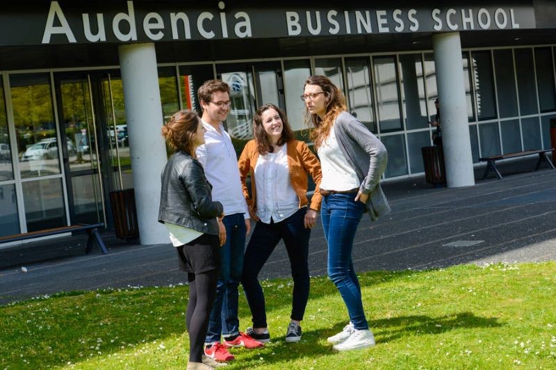 thong-tin-doi-song-sinh-vien-tai-truong-kinh-doanh-audencia